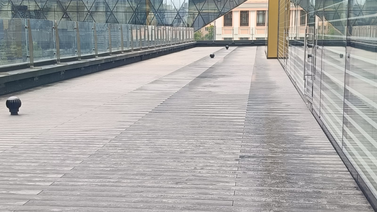 Декинг на открытом балконе, Москва, Бригадирский пер.